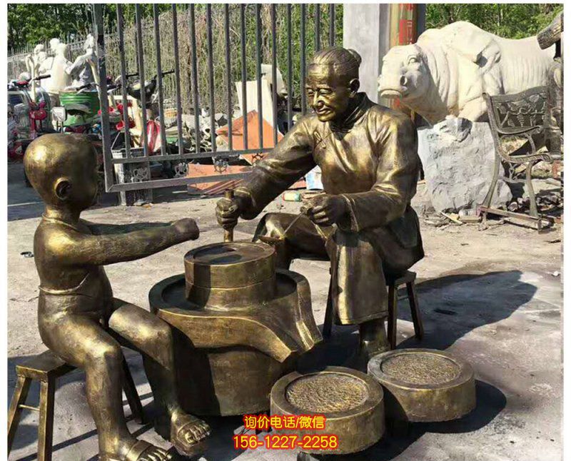 公園幫老人磨豆?jié){的銅雕老人雕塑 公園幫老人磨豆?jié){的銅雕老人雕塑