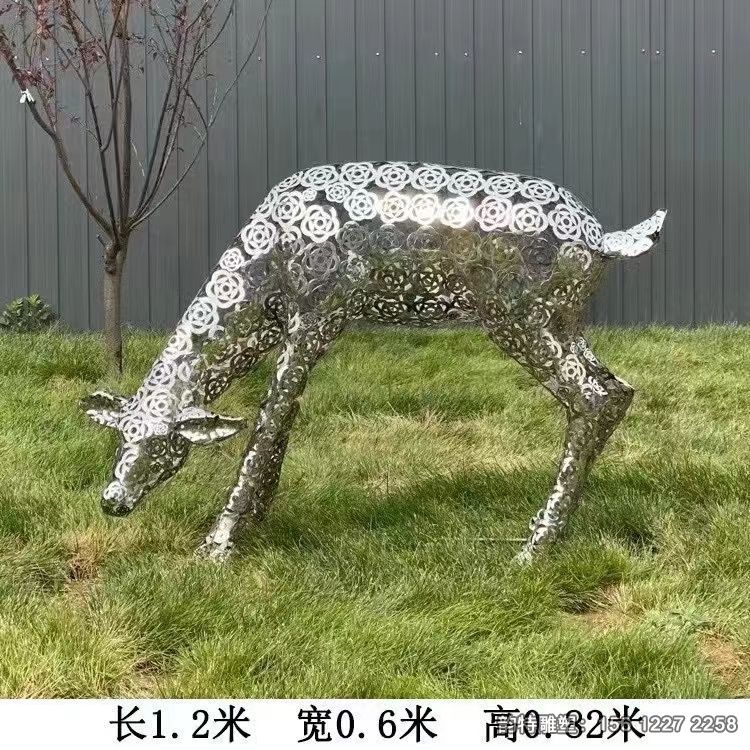 不銹鋼花瓣鹿雕塑 為環(huán)境增添了美感 不銹鋼花瓣鹿雕塑 為環(huán)境增添了美感